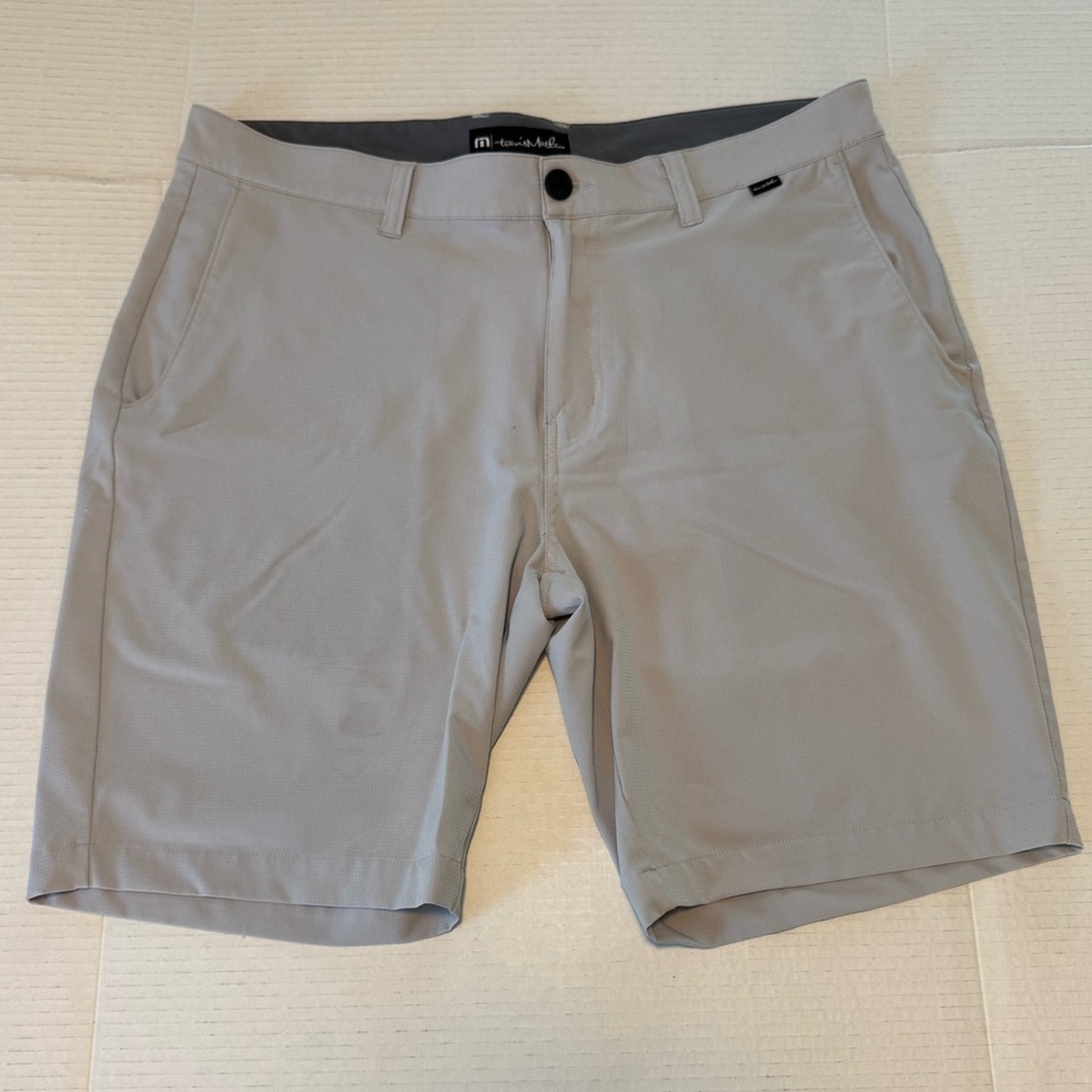 Travis Mathew Light Gray Flat Front Shorts 9” golf casual preppy stretch 36